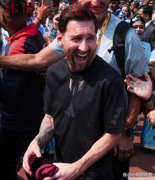 入乡随俗!梅西面带笑容与德保罗一同挤入面包车后排狭小空间 入乡随俗!梅西面带笑容与德保罗一同挤入面包车后排狭小空间