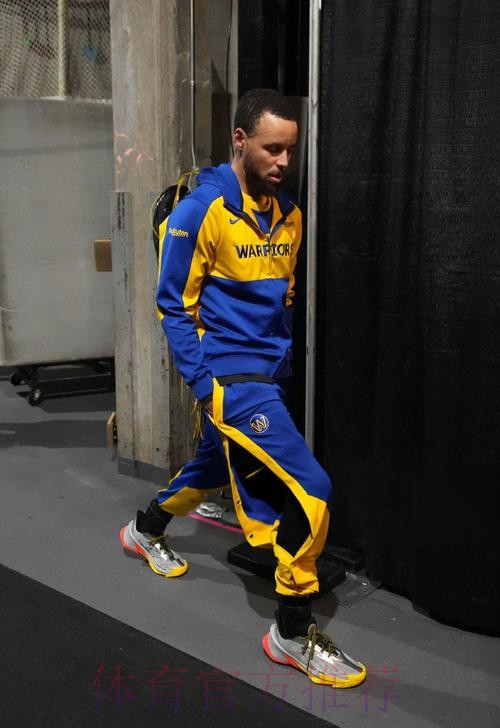 库里穿着德文-布克联名款Blazer板鞋步入大通中心 库里穿着德文-布克联名款Blazer板鞋步入大通中心